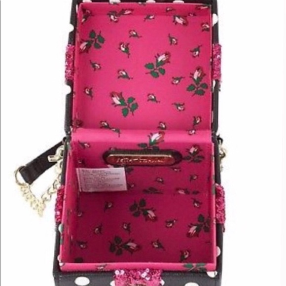 BETSEY JOHNSON KITSCH THATS A WRAP PRESENT PURSE RARE - Picture 2 of 2